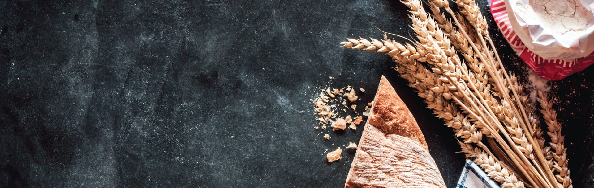 Brood en tarwe op een donker schoolbord