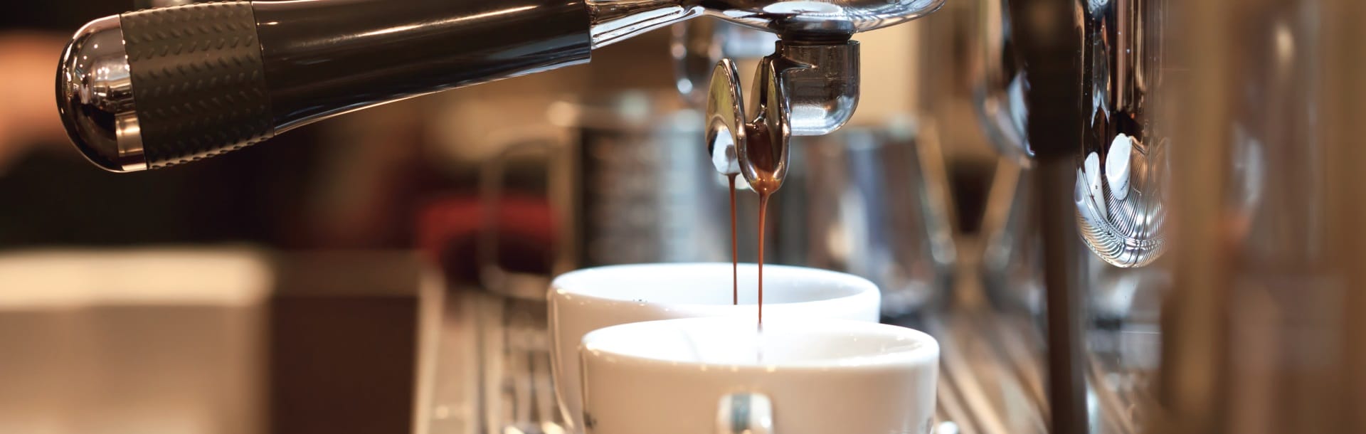 Espresso loopt in twee kopjes